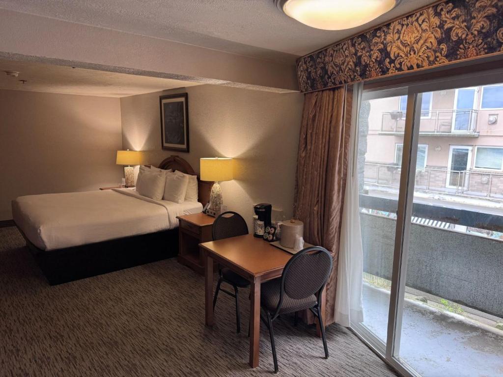 Postel nebo postele na pokoji v ubytování Promenade Inn & Suites Oceanfront