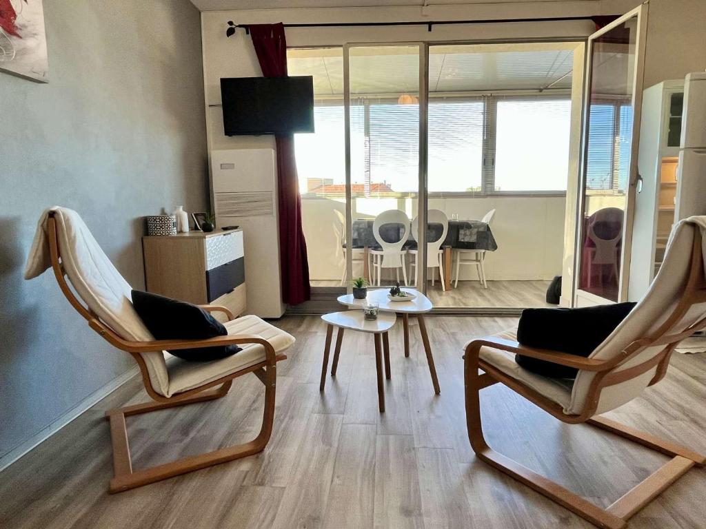 un salon avec deux chaises et une table dans l'établissement Appartement Studio 4 couchages ARGELES SUR MER AR850-118, à Argelès-sur-Mer