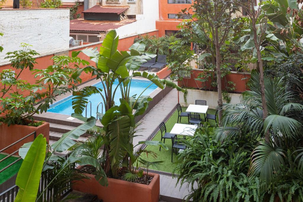 Bazén v ubytovaní Enjoybcn Patio de Gala alebo v jeho blízkosti