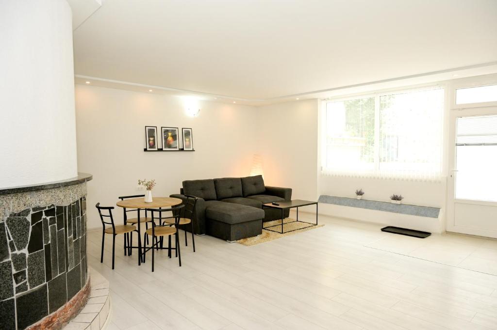 un salon avec un canapé et une table dans l'établissement Apartman Leo Jajce, à Jajce