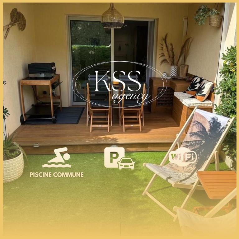 Cette chambre dispose d'une terrasse avec des chaises et une table. dans l'établissement Studio 3 étoiles - parking - wifi - clim - piscine, à Roquebrune-sur Argens