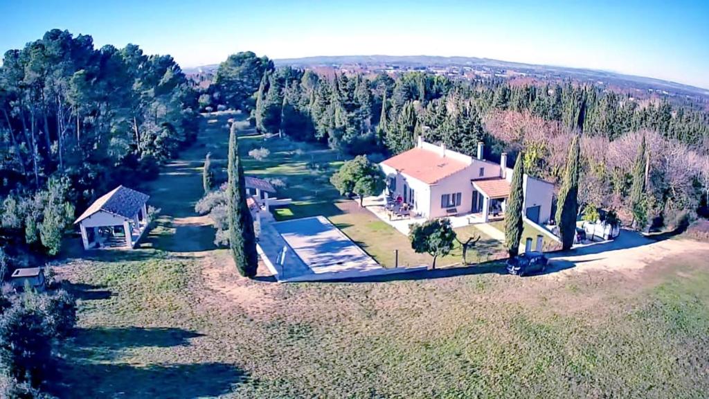 une vue aérienne d'une maison avec une cour dans l'établissement Close to Saint-Rémy-de-Provence, à Eyragues