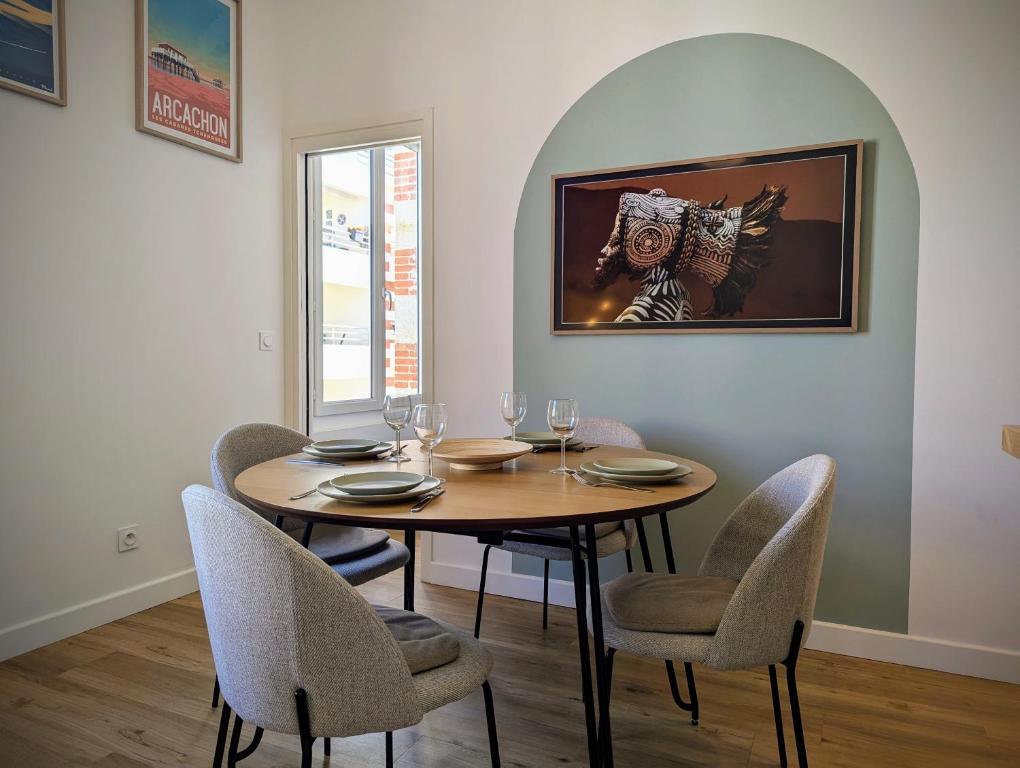 ein Esszimmer mit Tisch und Stühlen in der Unterkunft Arcachon Centre - Le 33 Tartas - Parking Inclus in Arcachon