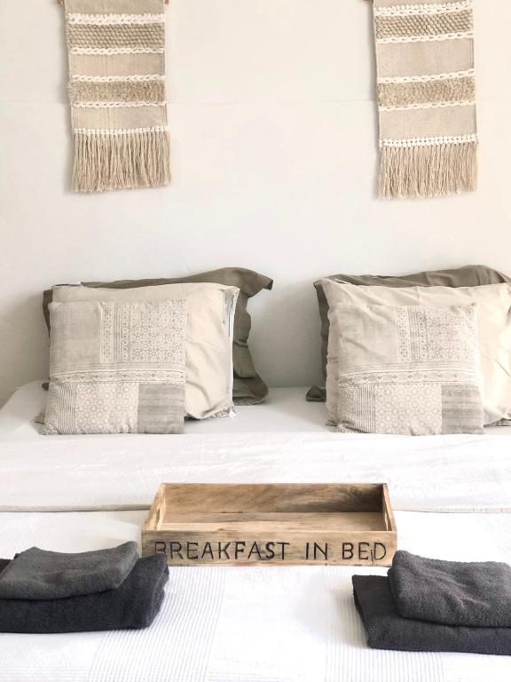 a bed with a breakfast in bed sign on it at Studio Den Burg in Den Burg