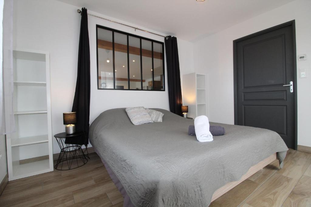 une chambre avec un grand lit et une fenêtre dans l'établissement chez gigi et malou - gite jonquille, à Champ-le-Duc