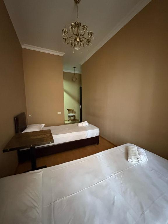 Postel nebo postele na pokoji v ubytování Local Hotel