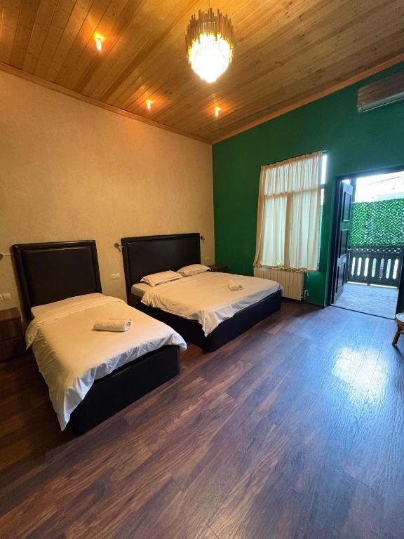 Postel nebo postele na pokoji v ubytování Local Hotel