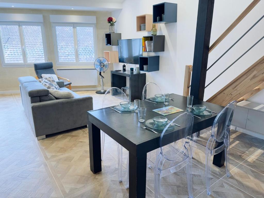 un salon avec une table et des chaises noires dans l'établissement Origamix Bordeaux center and garage, à Bordeaux