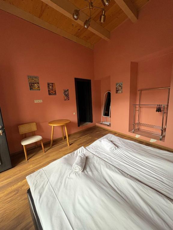 Postel nebo postele na pokoji v ubytování Local Hotel