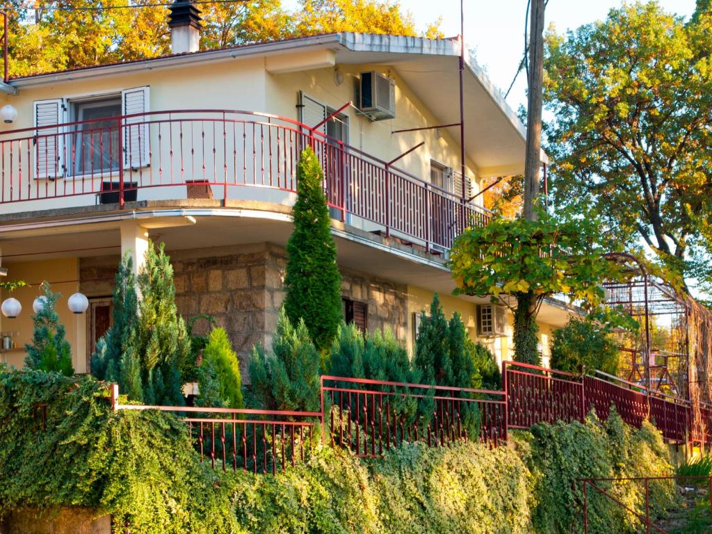 una casa con un balcón en el lateral. en Apartments Cvitini Dvori Garjak, en Vrlika