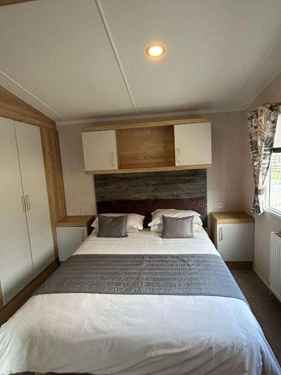 เตียงในห้องที่ Swift Bordeaux Sea View 10