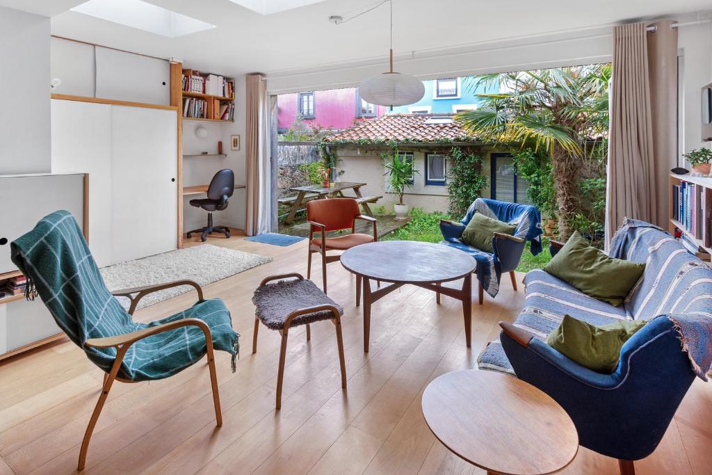 un salon avec un canapé, des chaises et une table dans l'établissement La Trentemousine - Familiale & Chaleureuse, à Rezé