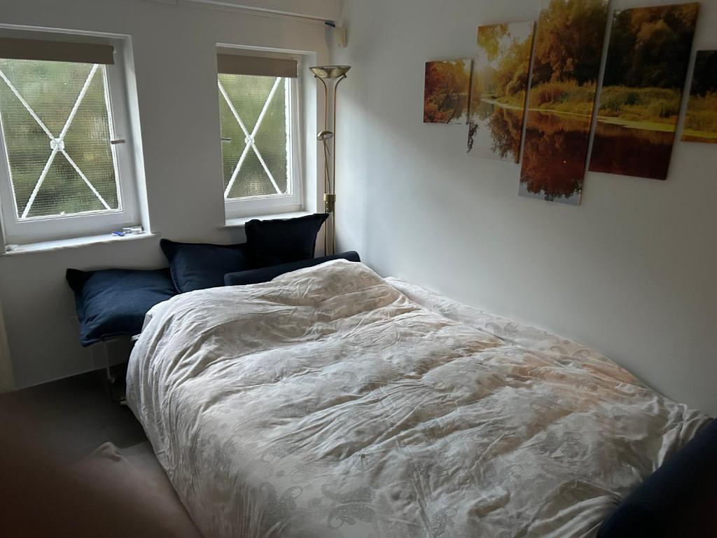 Postel nebo postele na pokoji v ubytování Studio naast station vlak bij Brussel