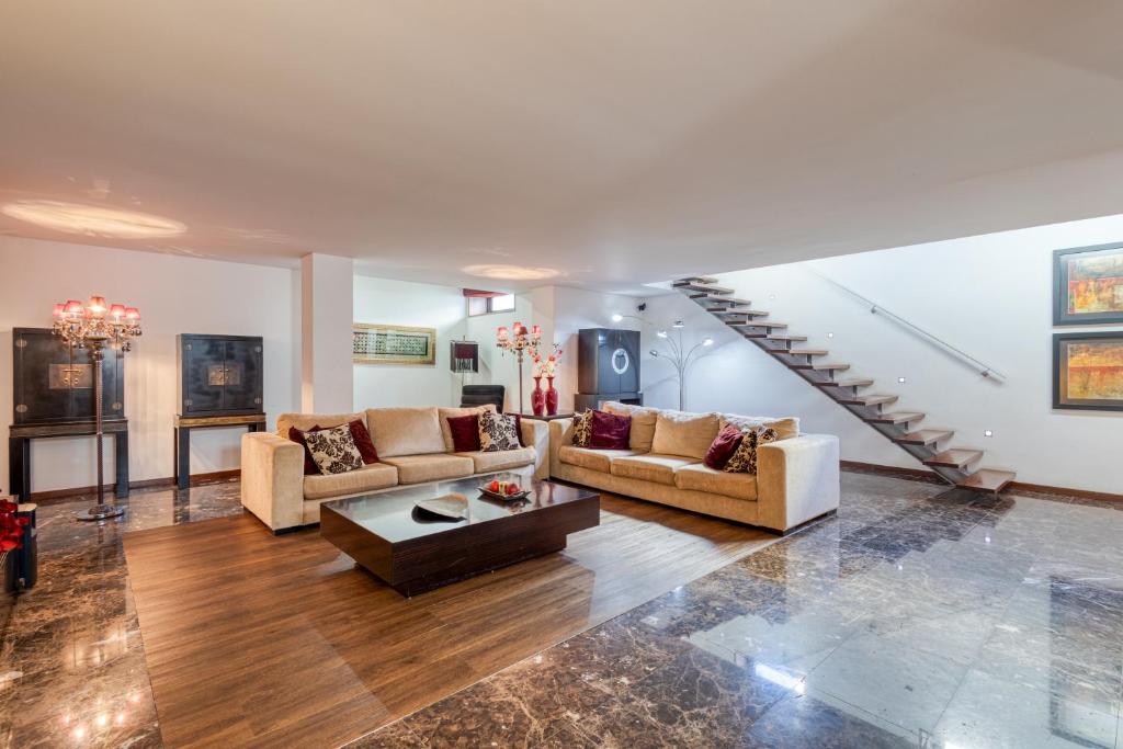 Χώρος καθιστικού στο ON Apartments - Luxury House - Pool & Parking & Pet Friendly