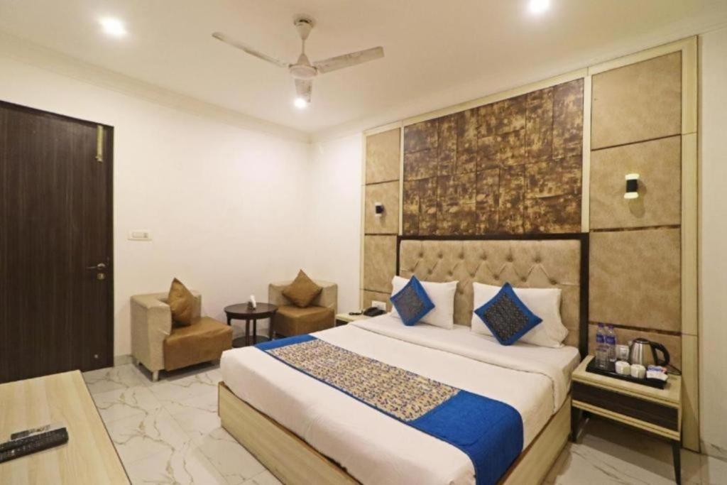 Postel nebo postele na pokoji v ubytování HOTEL The Almora By RS Global Near By Delhi International Airport With - Free Airport Drop