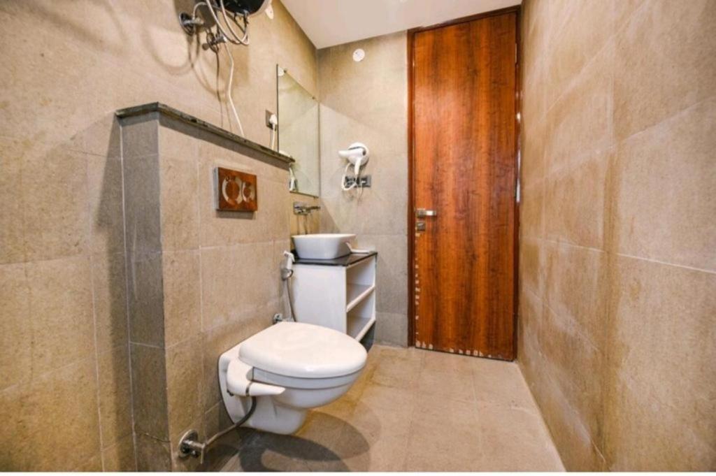 Koupelna v ubytování HOTEL The Almora By RS Global Near By Delhi International Airport With - Free Airport Drop