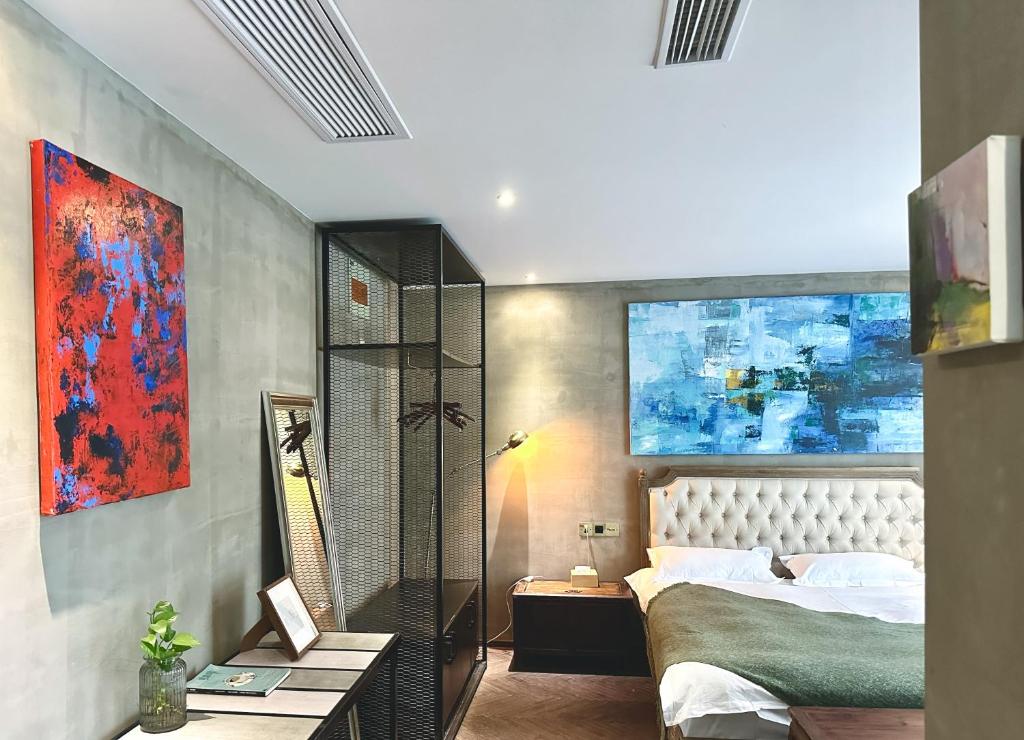 Postel nebo postele na pokoji v ubytování Suzhou Unique Space Design Art Hotel