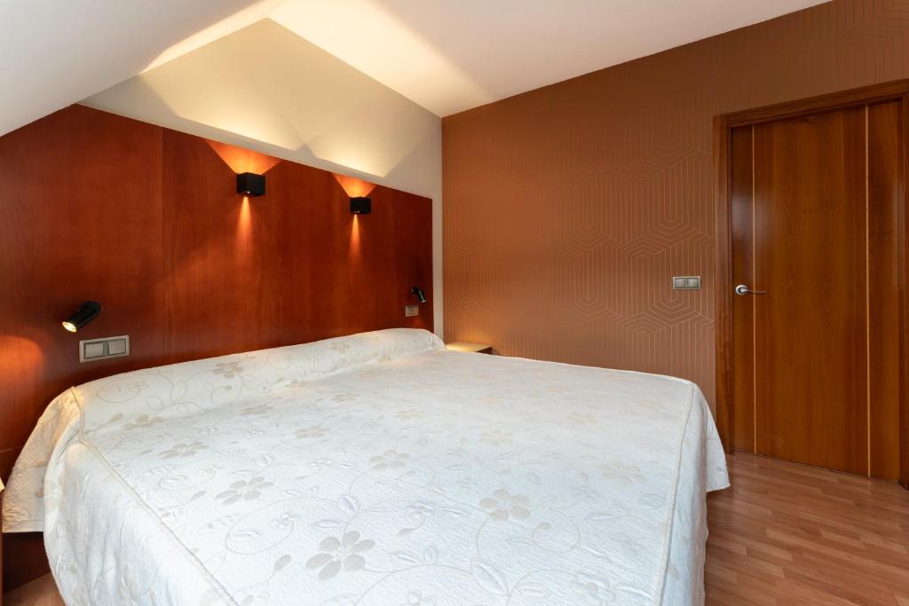 Postel nebo postele na pokoji v ubytování Hotel Doña Urraca
