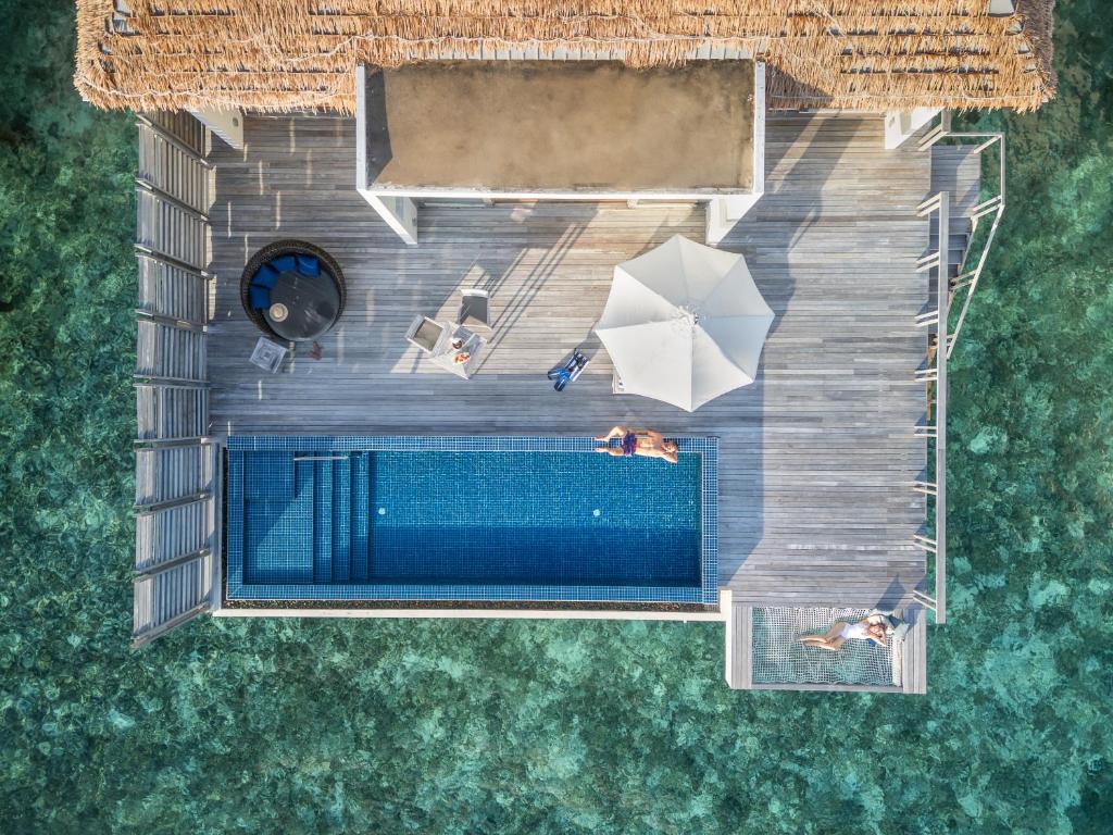 Bazén v ubytování Radisson Blu Resort Maldives with 50 percent off on Sea Plane round trip 03 nights & above nebo v jeho okolí