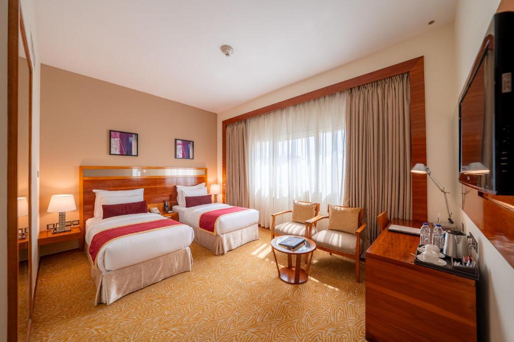 Postel nebo postele na pokoji v ubytování Landmark Grand Hotel