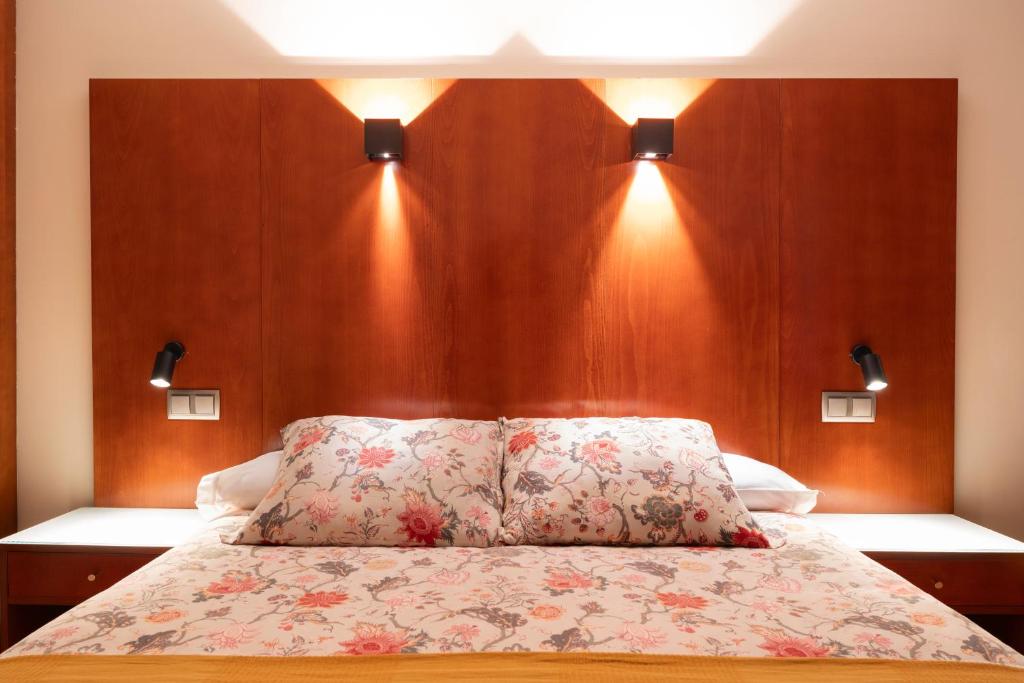 Postel nebo postele na pokoji v ubytování Hotel Doña Urraca