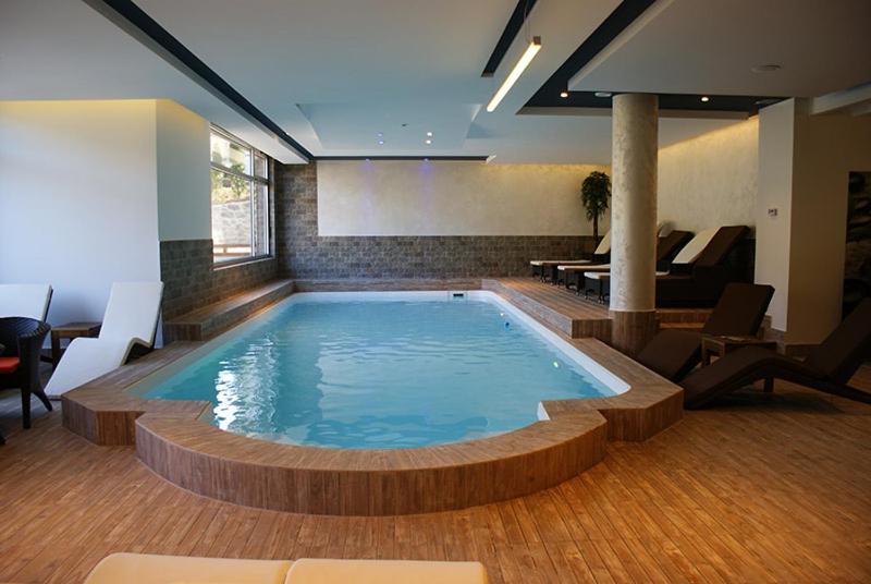 een groot zwembad in een hotelkamer bij APARTMENTS FOKA & SPA - 600m from Gondola ski lift in Kopaonik