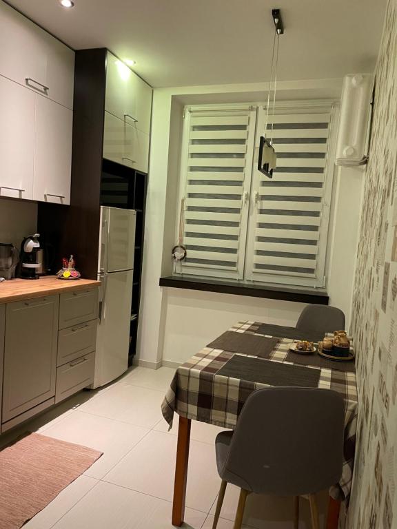 Kuchyňa alebo kuchynka v ubytovaní Centrum Apartment Lipowa 12