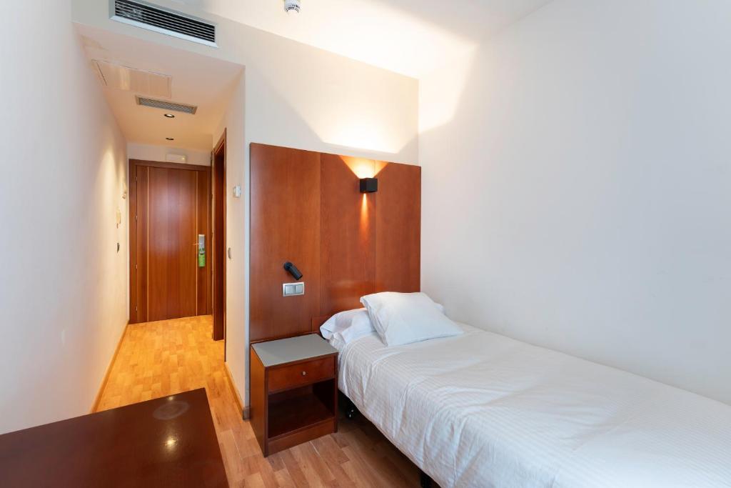 Postel nebo postele na pokoji v ubytování Hotel Doña Urraca