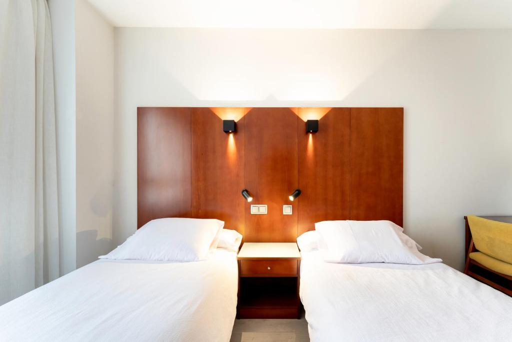 Postel nebo postele na pokoji v ubytování Hotel Doña Urraca