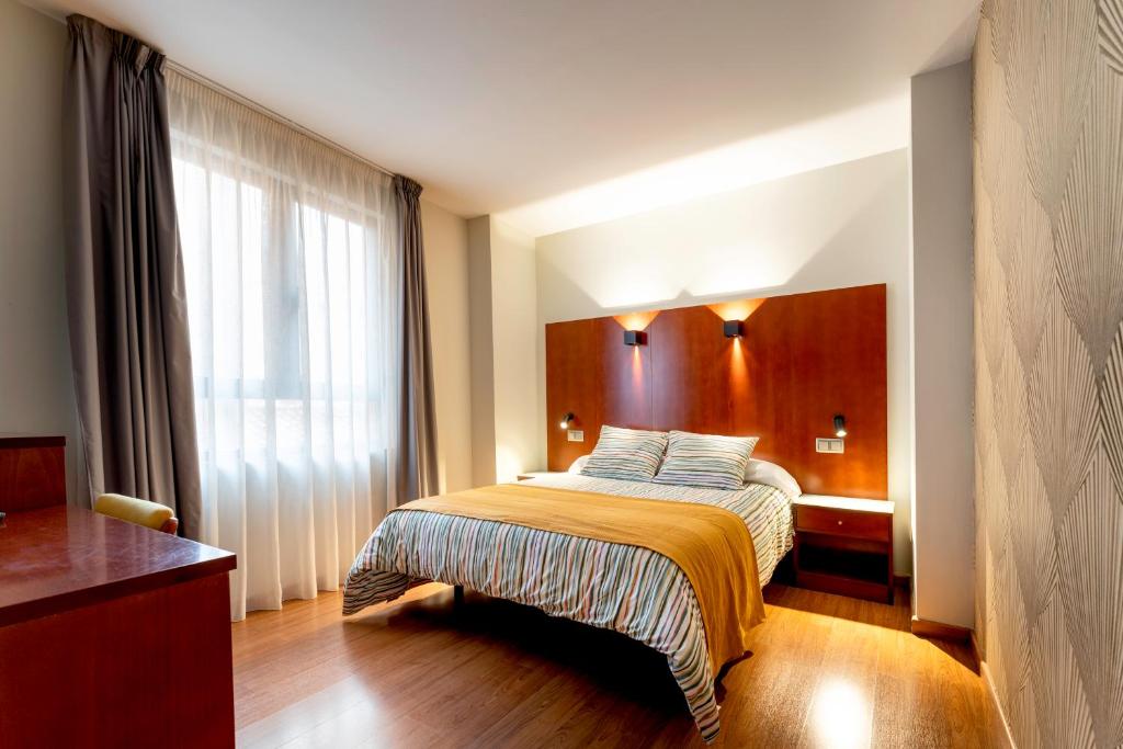 Postel nebo postele na pokoji v ubytování Hotel Doña Urraca