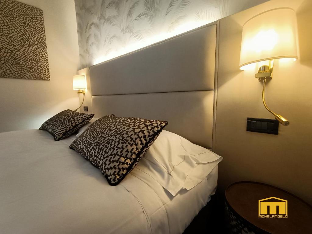 Postel nebo postele na pokoji v ubytování Hotel Michelangelo Palace & SPA