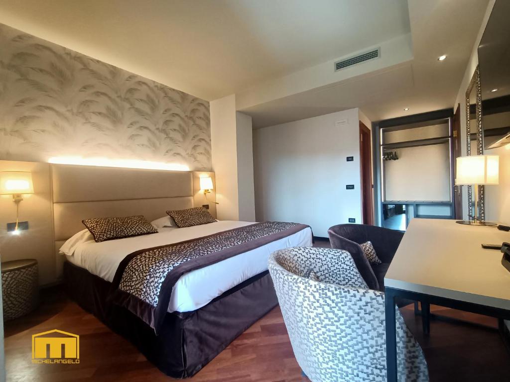 Postel nebo postele na pokoji v ubytování Hotel Michelangelo Palace & SPA