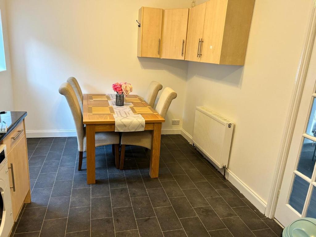 Kuchyň nebo kuchyňský kout v ubytování Beautiful Family-Friends 3 Bedroom Cosy Home Birmingham