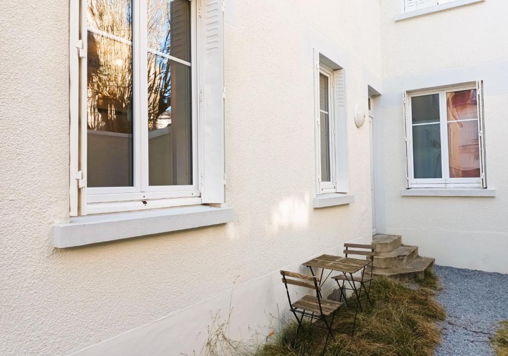 トゥールにあるL'Explorateur - Gare - Cozy - Wifi - TVの建物外に座椅子