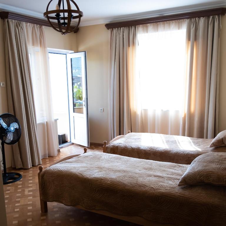 Postel nebo postele na pokoji v ubytování Alpha Rest House