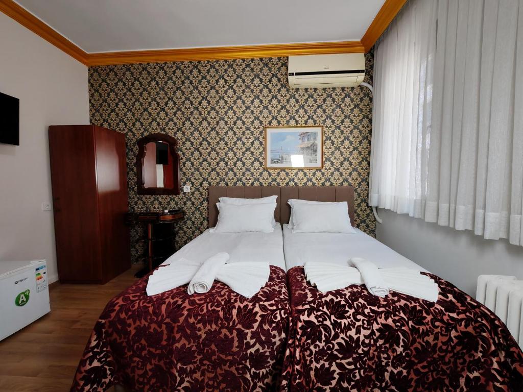 Postel nebo postele na pokoji v ubytování Sirkeci Emek Hotel