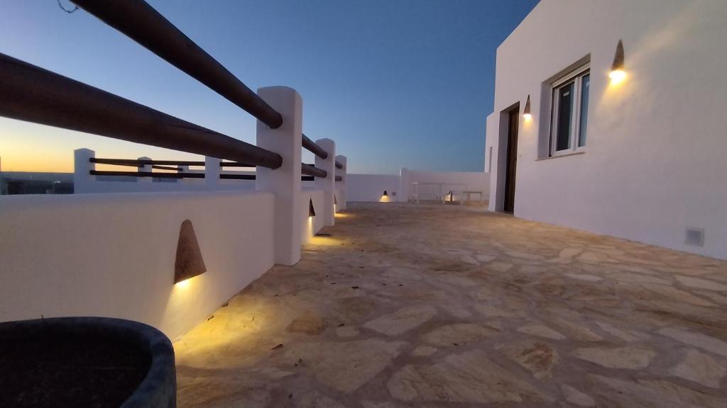 Blick auf den Flur eines Gebäudes in der Nacht in der Unterkunft Casa Anna in Facinas