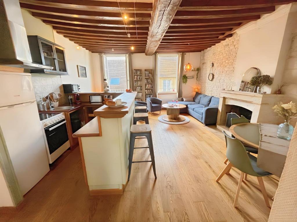 - une cuisine et un salon avec un comptoir et une table dans l'établissement A 10 minutes à pied de la gare et des Rives de l'Orne, à Caen