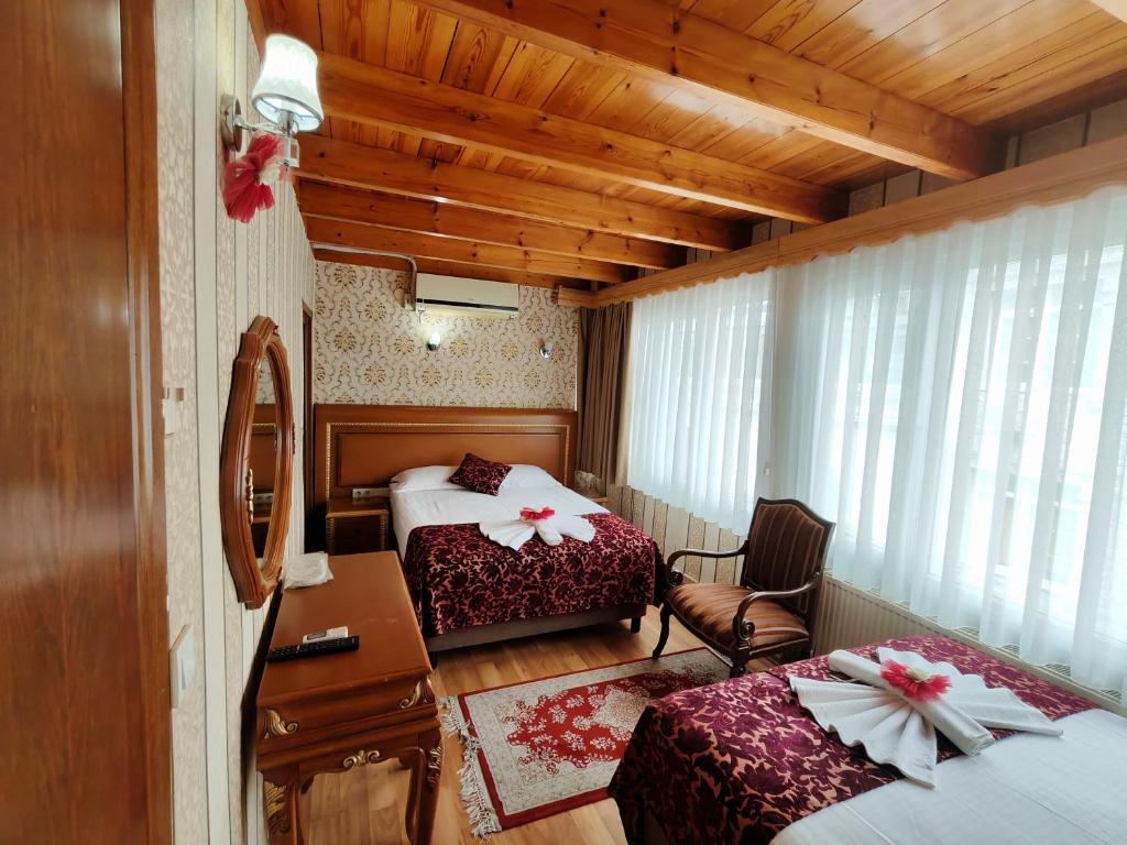 Postel nebo postele na pokoji v ubytování Sirkeci Emek Hotel