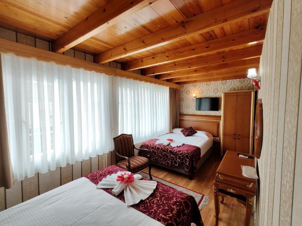 Postel nebo postele na pokoji v ubytování Sirkeci Emek Hotel