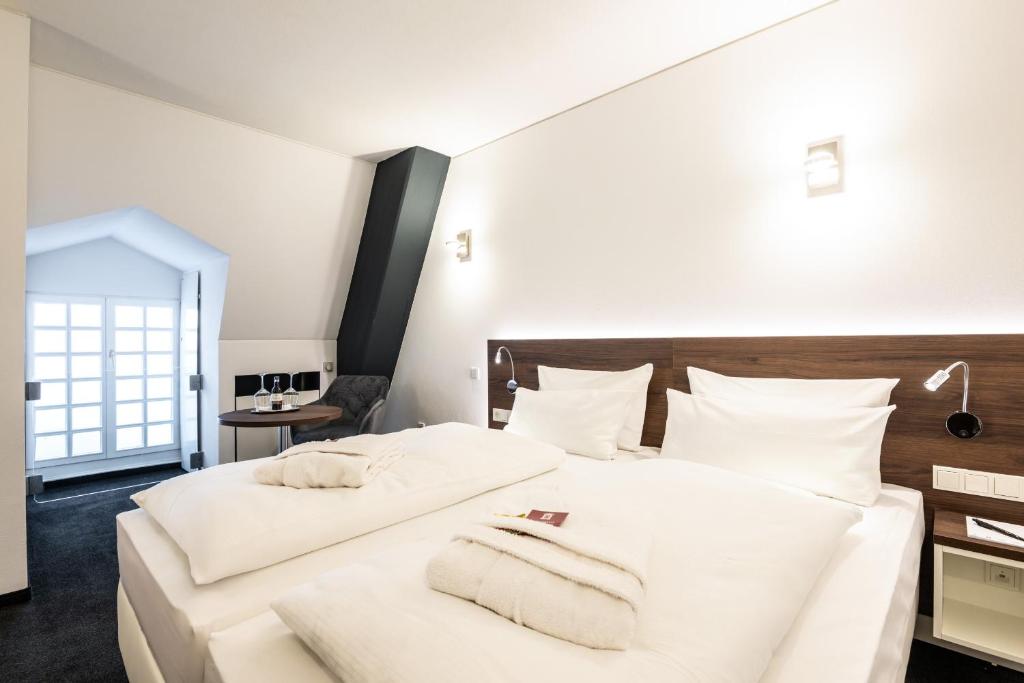 Postel nebo postele na pokoji v ubytování Schlosshotel Weilburg