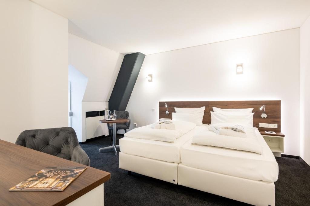 Postel nebo postele na pokoji v ubytování Schlosshotel Weilburg