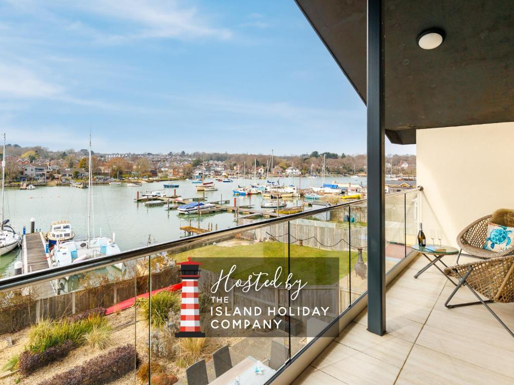 ein Balkon mit Blick auf einen Yachthafen in der Unterkunft Creek View - A Tranquil Waterside Retreat with a Touch of Luxury and Pontoon in Wootton Bridge