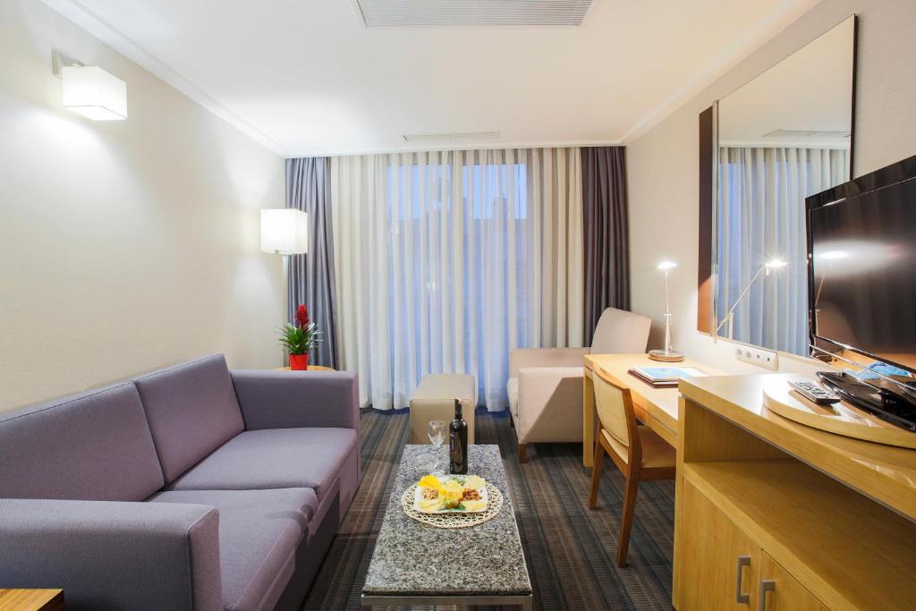 TV a/nebo společenská místnost v ubytování Housez Suites & Apartments Special Class