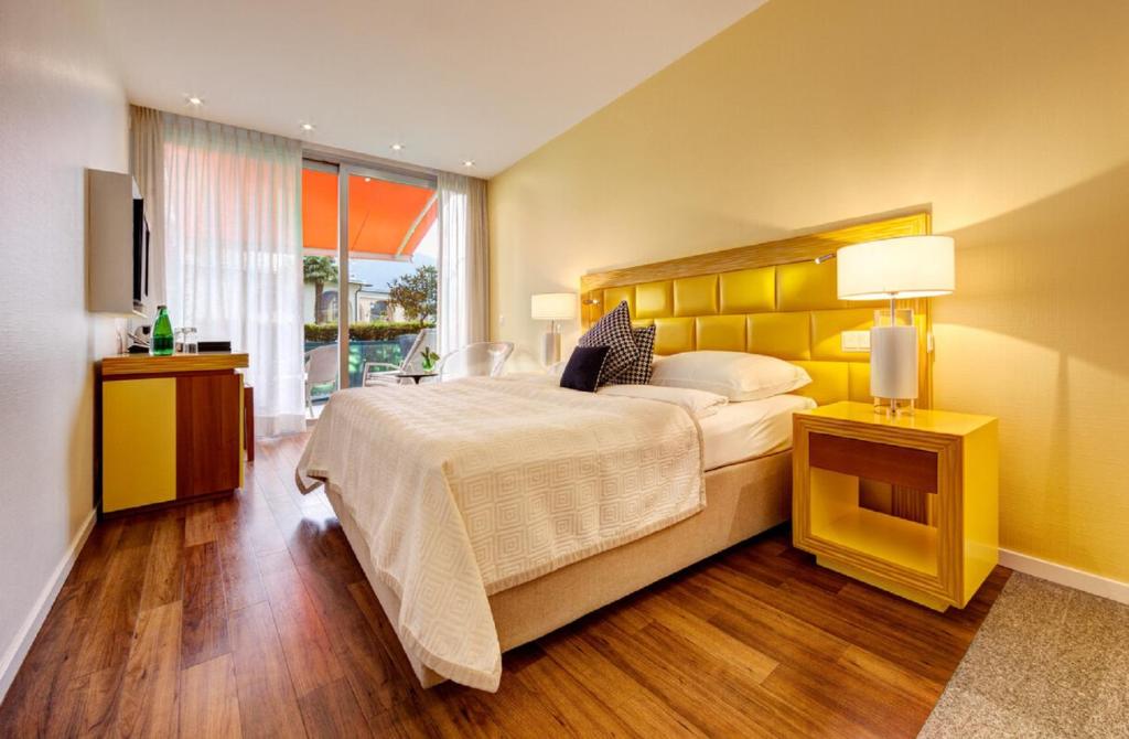 Postel nebo postele na pokoji v ubytování Eden Roc Marina Hotel