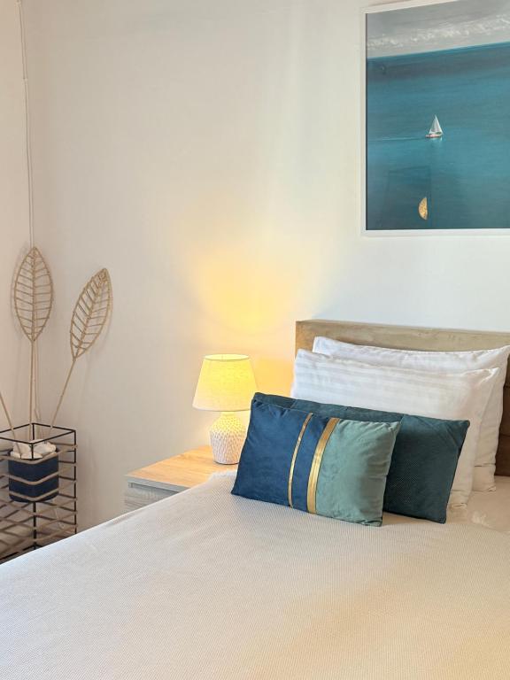 Postel nebo postele na pokoji v ubytování La Vista Residence - 5 BDS, 2 private swimming pools, stunning sea views only 10 minutes from Corfu Town's Centre