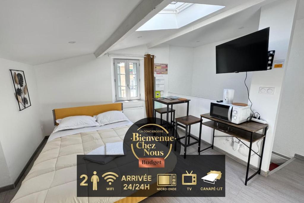 - un panneau de vente dans une chambre avec un lit et une télévision dans l'établissement Petit studio, fonctionnel 2C, à Royat