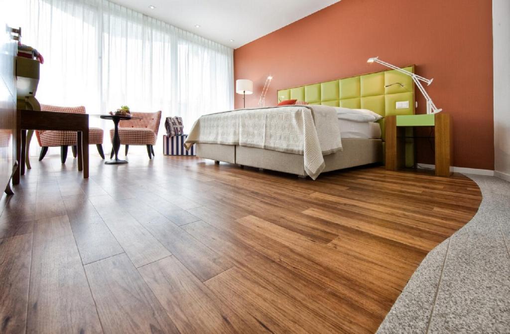 Postel nebo postele na pokoji v ubytování Eden Roc Marina Hotel