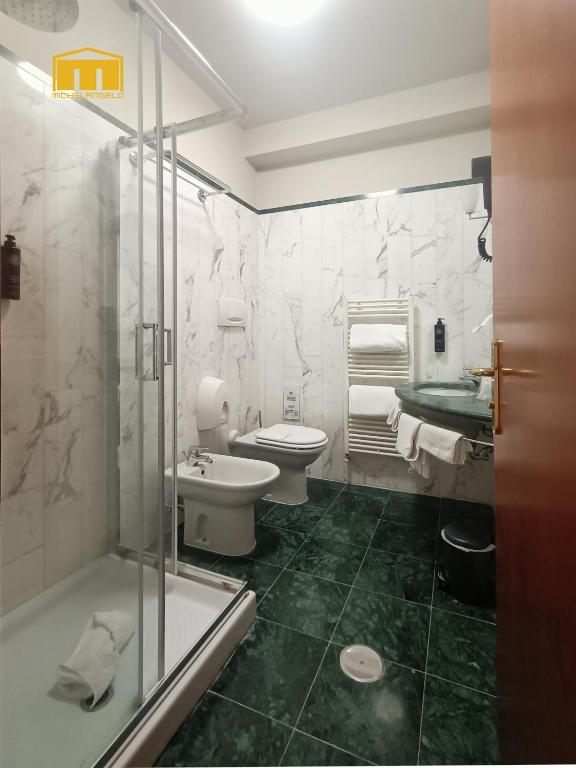 Koupelna v ubytování Hotel Michelangelo Palace & SPA