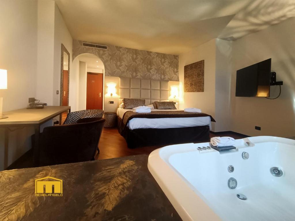 Postel nebo postele na pokoji v ubytování Hotel Michelangelo Palace & SPA
